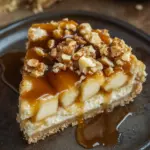 Apfel-Cheesecake mit Walnuss-Streuseln und Karamellsauce