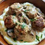 Fleischb&auml;llchen mit Kartoffelp&uuml;ree und Champignonrahmsauce