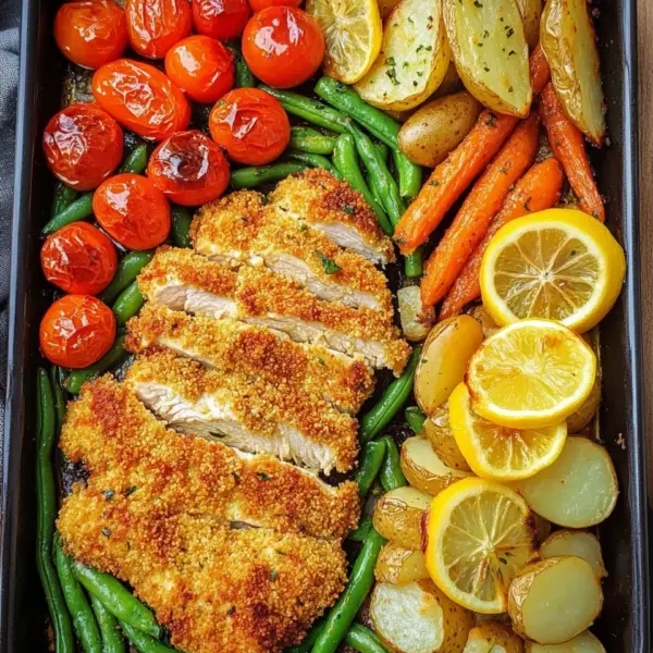 Panierte Parmesan Hähnchenschnitzel aus dem Ofen mit Gemüse und Kartoffelecken