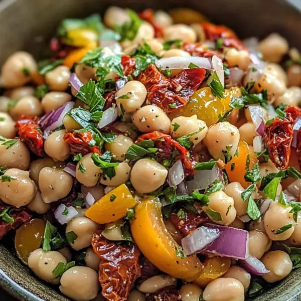 Marinierter getrockneter Tomaten-Bohnen-Salat