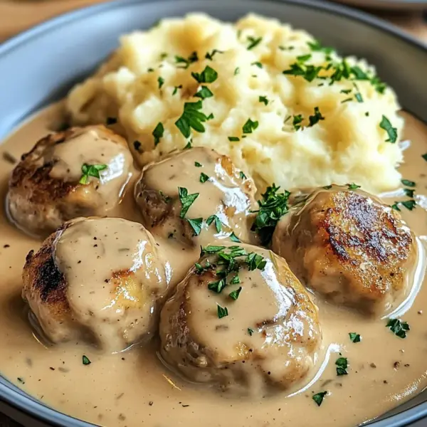 Hackbällchen in cremiger Sauce mit Kartoffelpüree